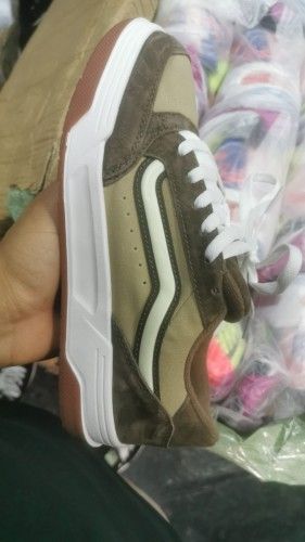 VANS HILANE